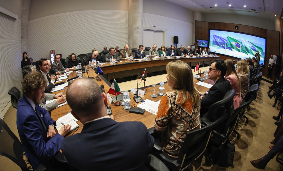 O governador Carlos Massa Ratinho Junior em reunião com delegação da União Europeia.