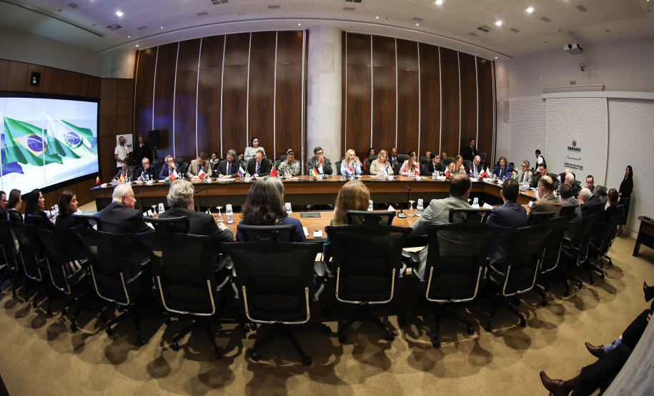 O governador Carlos Massa Ratinho Junior em reunião com delegação da União Europeia.