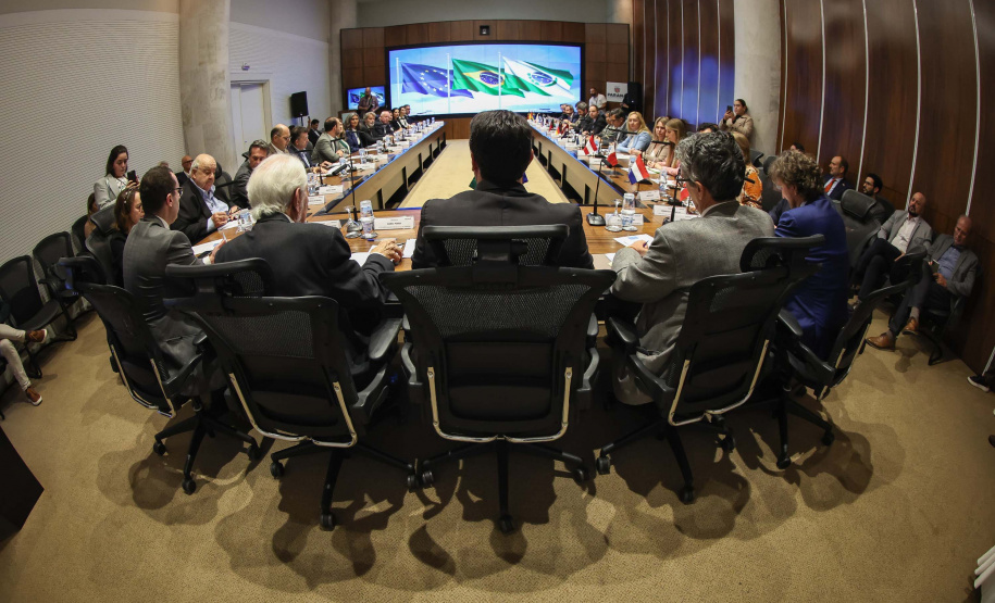O governador Carlos Massa Ratinho Junior em reunião com delegação da União Europeia.