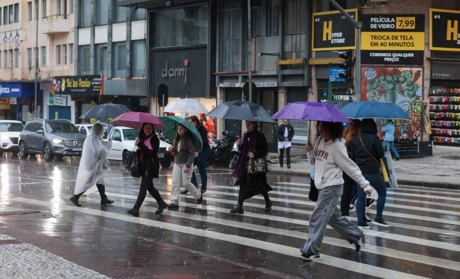Paraná registra raios e granizo: chuva diminui sexta, mas ganha força de volta no fim de semanaParaná registra raios e granizo: chuva diminui sexta, mas ganha força de volta no fim de semana