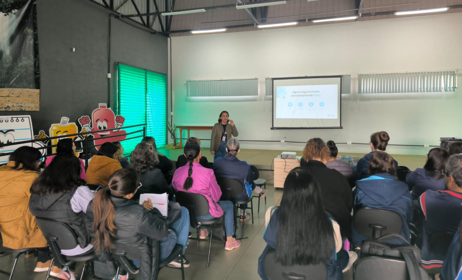 Sanepar entrega material pedagógico com enfoque ambiental para escolas de Apucarana