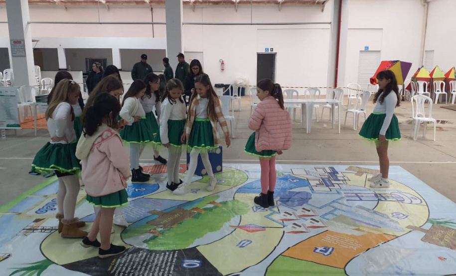 Sanepar entrega material pedagógico com enfoque ambiental para escolas de Apucarana