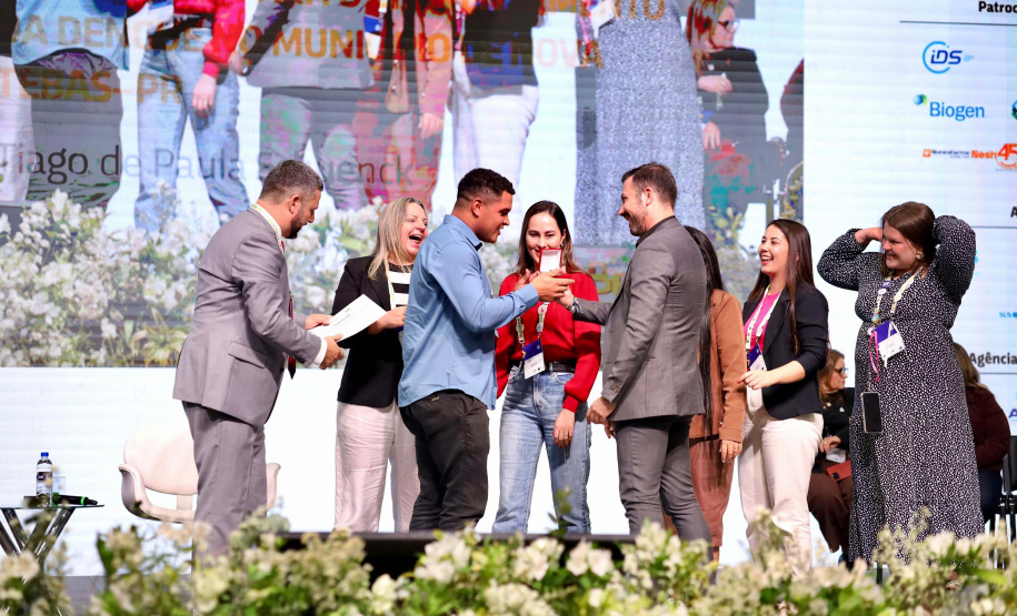 Saúde encerra participação em congresso nacional com premiação de municípios paranaenses
