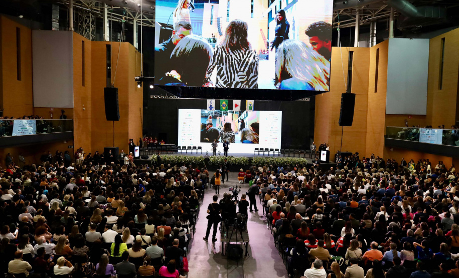 Saúde encerra participação em congresso nacional com premiação de municípios paranaenses