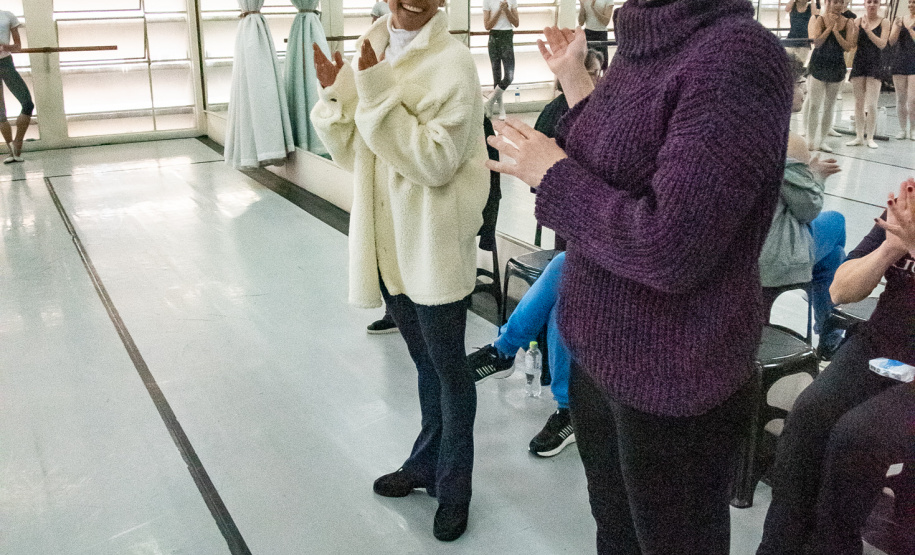 Ex-aluna, bailarina internacional Nayara Lopes retorna ao Teatro Guaíra para aula especial na Escola de Dança