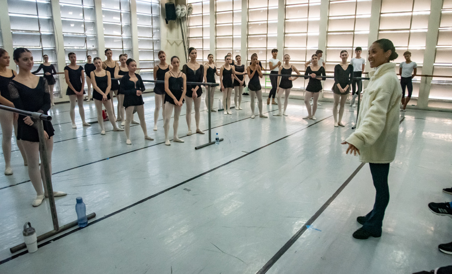 Ex-aluna, bailarina internacional Nayara Lopes retorna ao Teatro Guaíra para aula especial na Escola de Dança