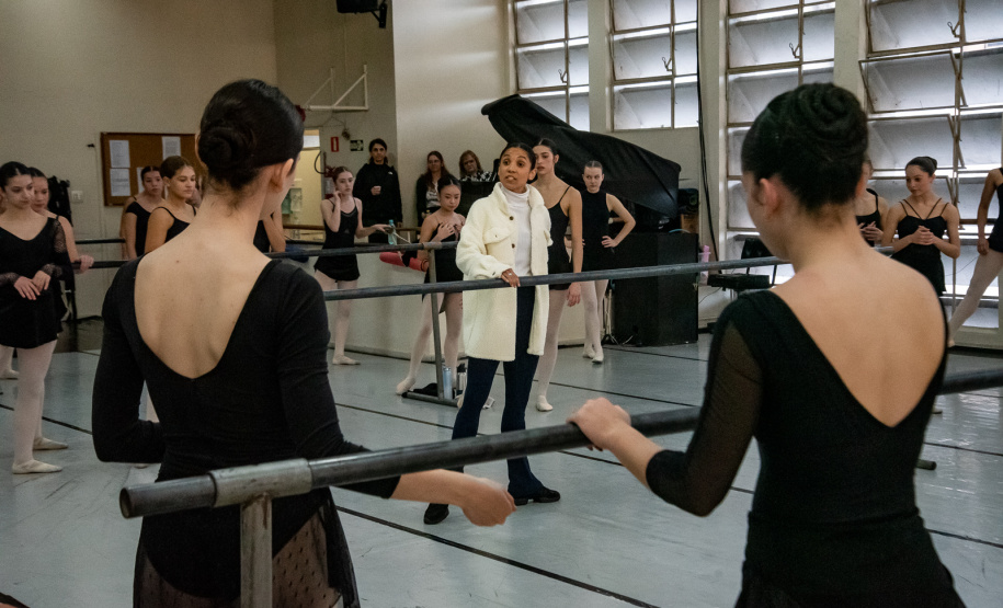 Ex-aluna, bailarina internacional Nayara Lopes retorna ao Teatro Guaíra para aula especial na Escola de Dança