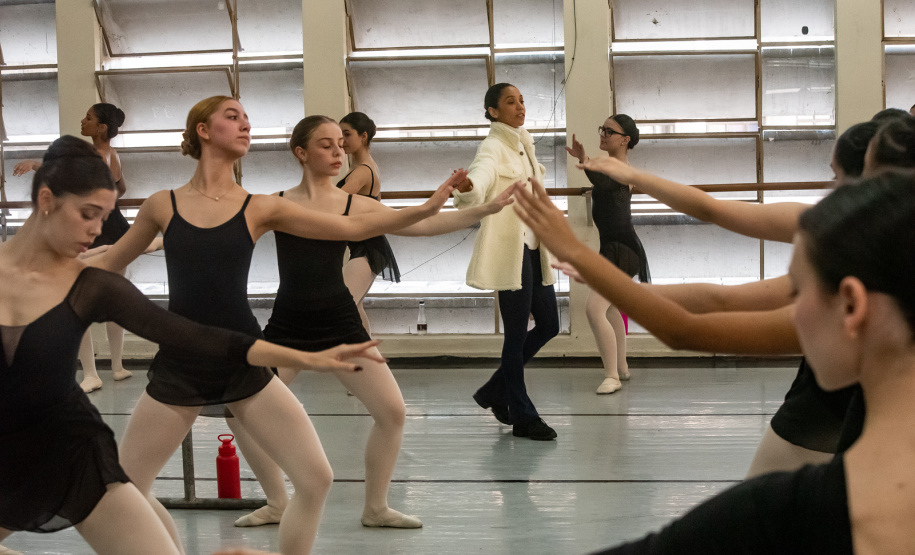 Ex-aluna, bailarina internacional Nayara Lopes retorna ao Teatro Guaíra para aula especial na Escola de Dança