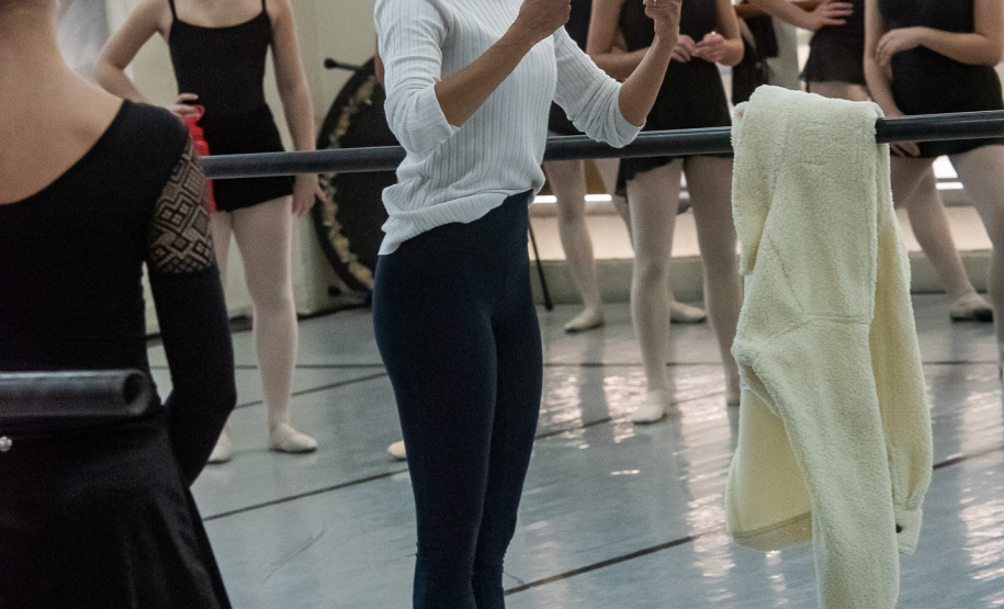 Ex-aluna, bailarina internacional Nayara Lopes retorna ao Teatro Guaíra para aula especial na Escola de Dança