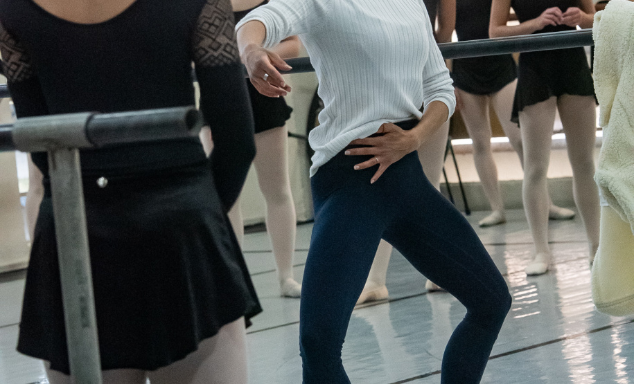 Ex-aluna, bailarina internacional Nayara Lopes retorna ao Teatro Guaíra para aula especial na Escola de Dança