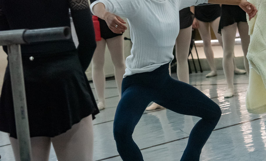 Ex-aluna, bailarina internacional Nayara Lopes retorna ao Teatro Guaíra para aula especial na Escola de Dança