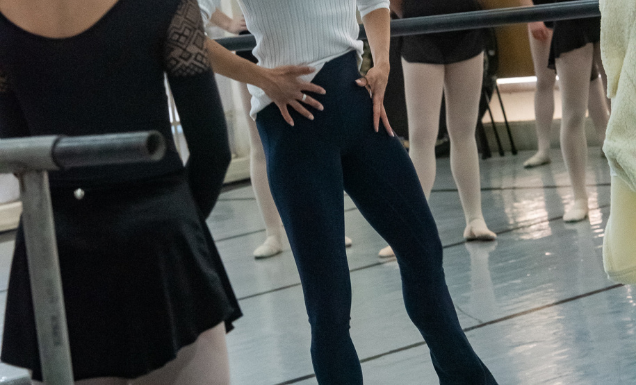 Ex-aluna, bailarina internacional Nayara Lopes retorna ao Teatro Guaíra para aula especial na Escola de Dança