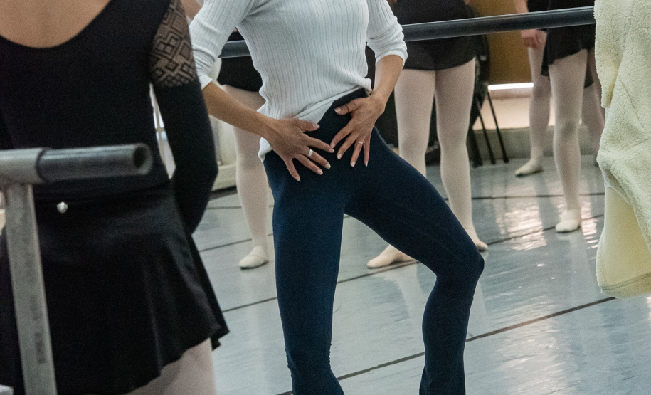 Ex-aluna, bailarina internacional Nayara Lopes retorna ao Teatro Guaíra para aula especial na Escola de Dança