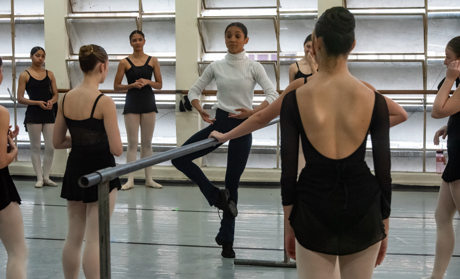 Ex-aluna, bailarina internacional Nayara Lopes retorna ao Teatro Guaíra para aula especial na Escola de Dança