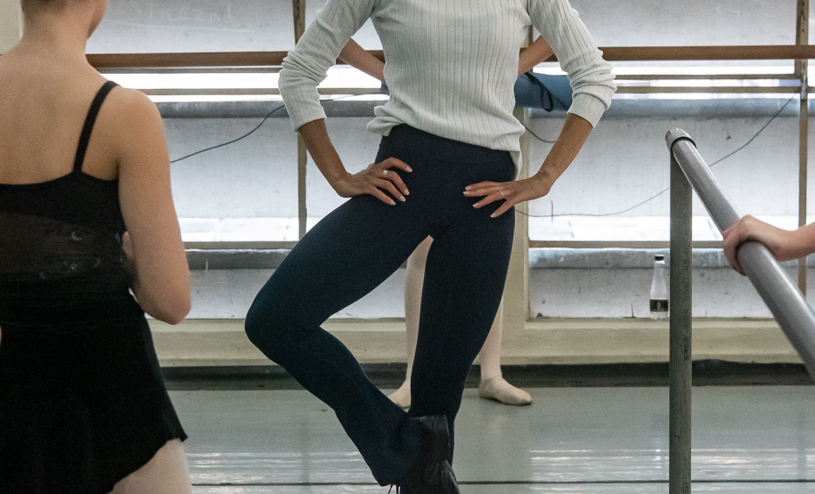 Ex-aluna, bailarina internacional Nayara Lopes retorna ao Teatro Guaíra para aula especial na Escola de Dança