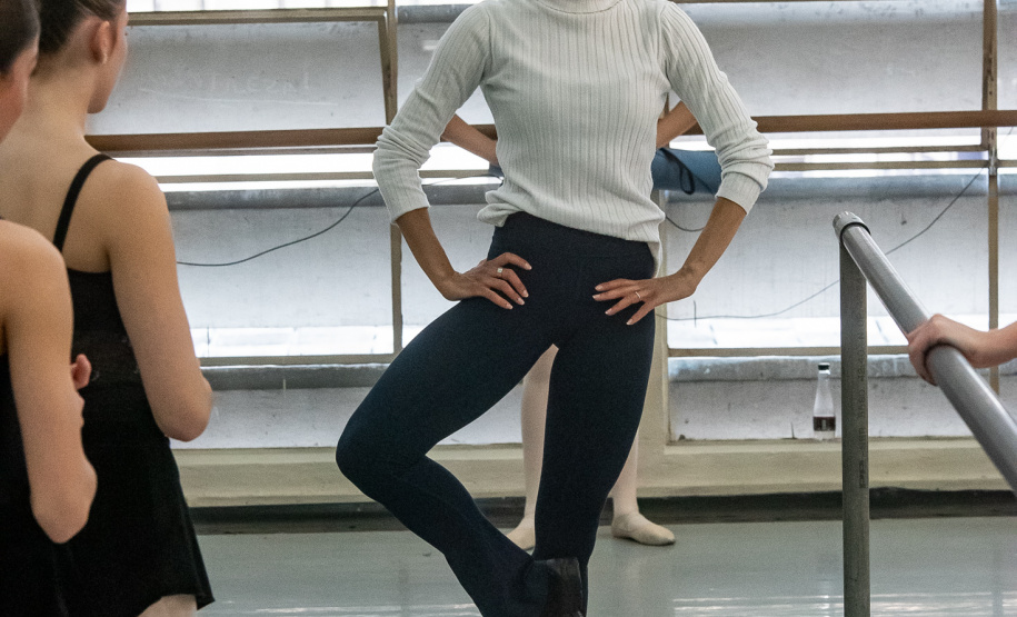 Ex-aluna, bailarina internacional Nayara Lopes retorna ao Teatro Guaíra para aula especial na Escola de Dança