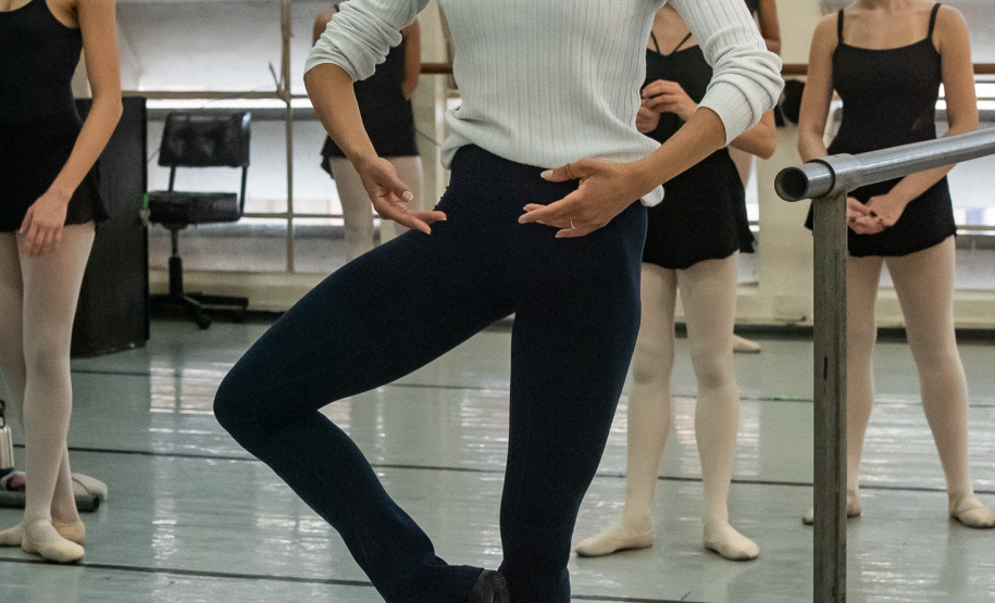 Ex-aluna, bailarina internacional Nayara Lopes retorna ao Teatro Guaíra para aula especial na Escola de Dança