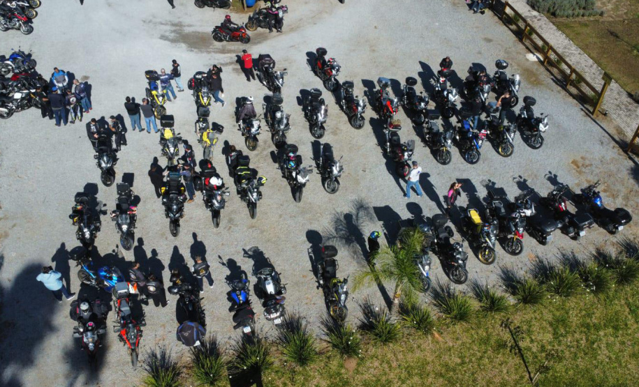 Turismo sobre rodas: comboio com mais de 300 motociclistas movimenta serviços e atrativos dos Campos Gerais