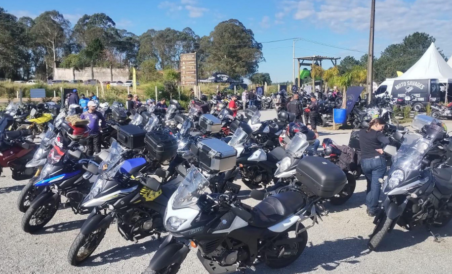 Turismo sobre rodas: comboio com mais de 300 motociclistas movimenta serviços e atrativos dos Campos Gerais