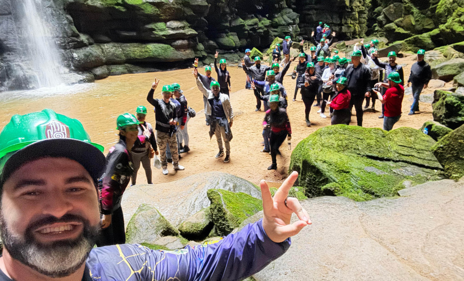 Turismo sobre rodas: comboio com mais de 300 motociclistas movimenta serviços e atrativos dos Campos Gerais