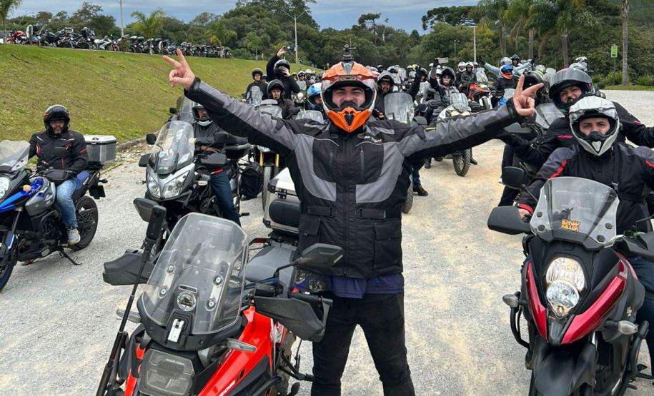 Turismo sobre rodas: comboio com mais de 300 motociclistas movimenta serviços e atrativos dos Campos Gerais