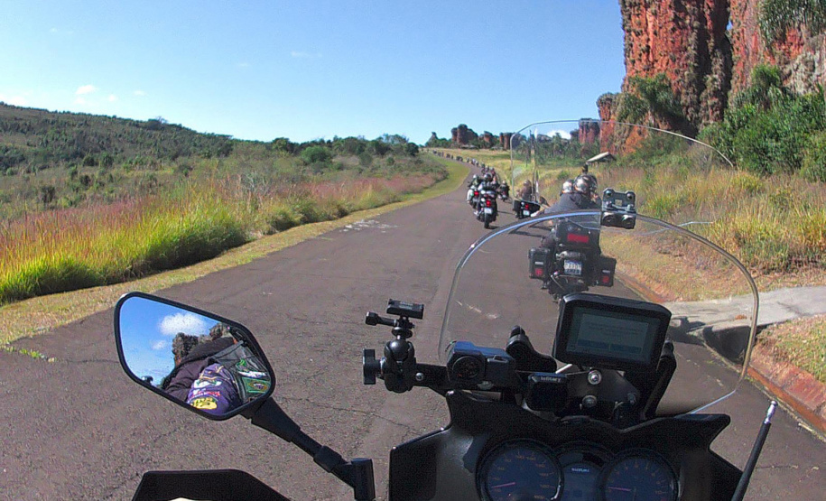 Turismo sobre rodas: comboio com mais de 300 motociclistas movimenta serviços e atrativos dos Campos Gerais