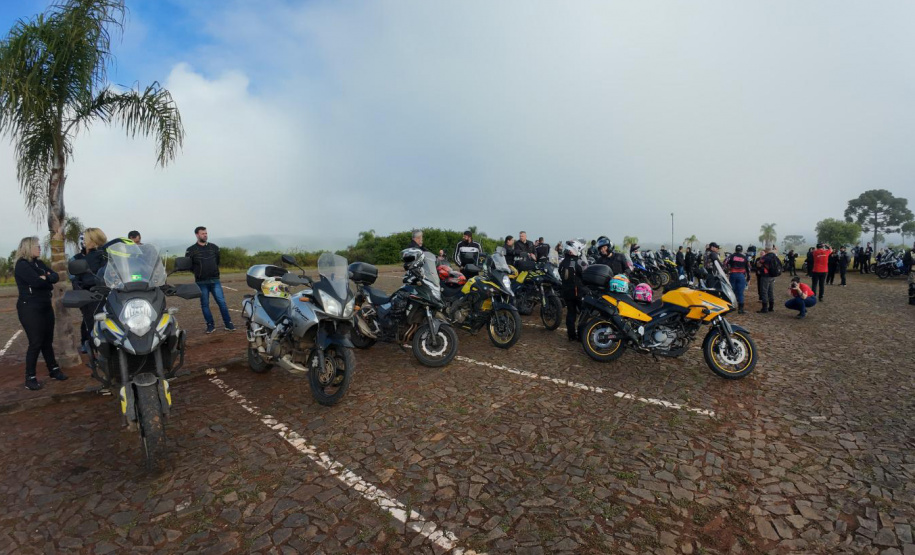 Turismo sobre rodas: comboio com mais de 300 motociclistas movimenta serviços e atrativos dos Campos Gerais