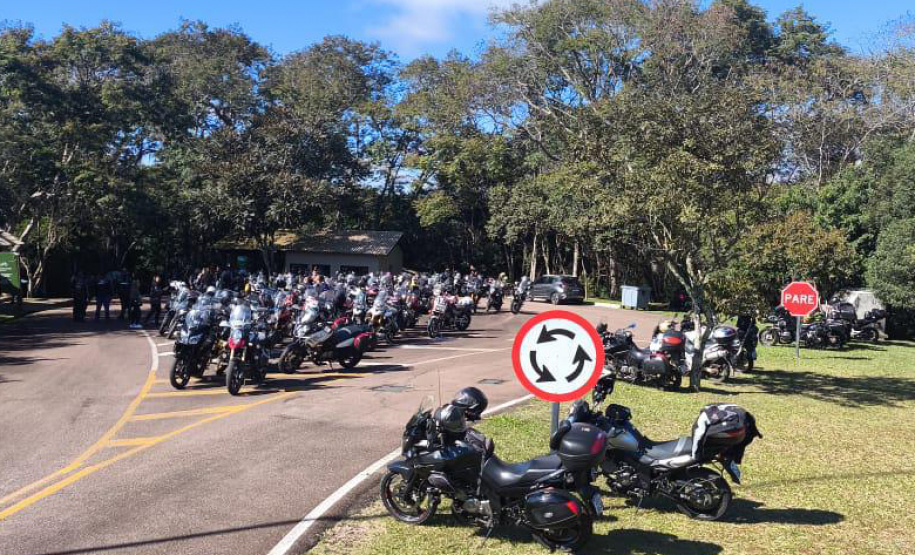 Turismo sobre rodas: comboio com mais de 300 motociclistas movimenta serviços e atrativos dos Campos Gerais