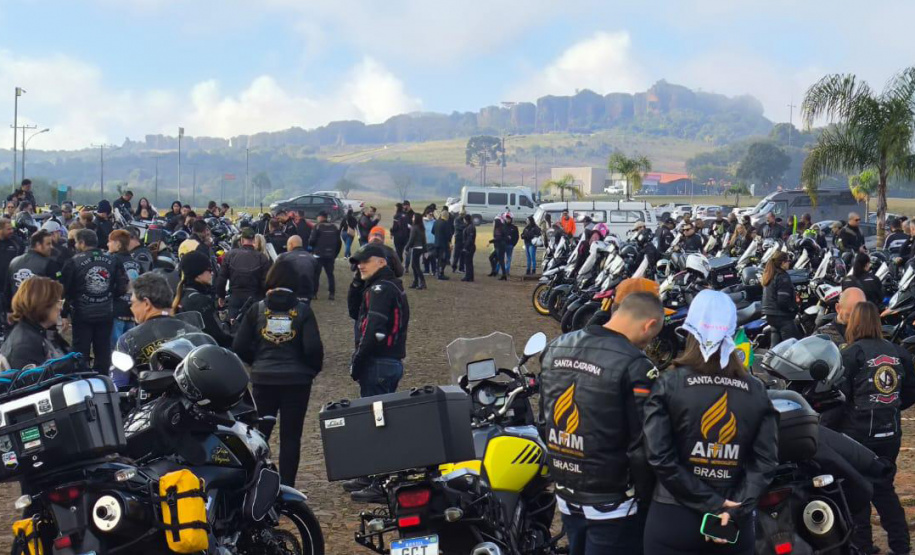 Turismo sobre rodas: comboio com mais de 300 motociclistas movimenta serviços e atrativos dos Campos Gerais