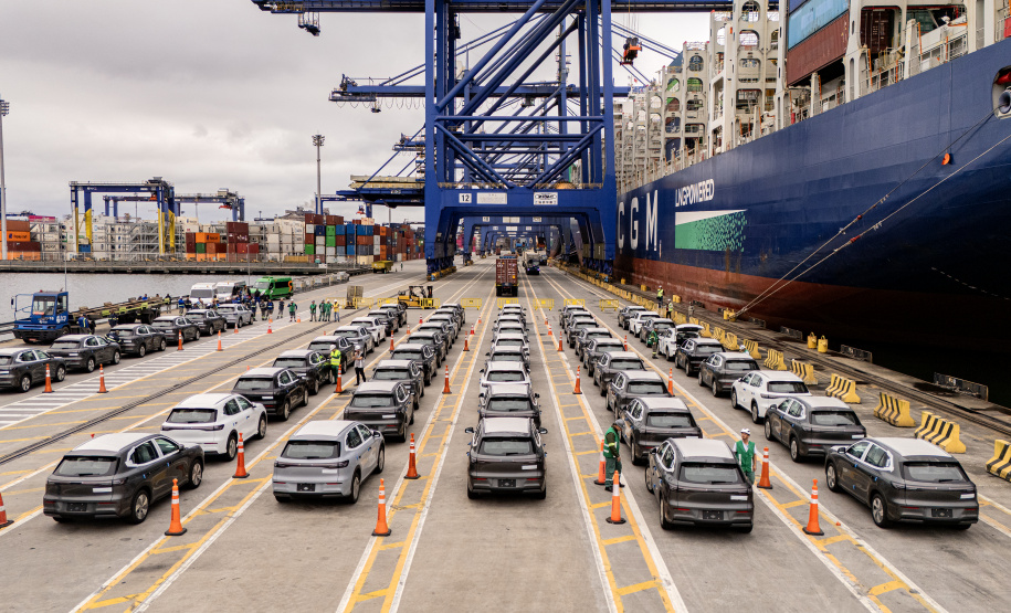 Porto de Paranaguá é o 1º a receber veículos elétricos fabricados por gigante chinesa que retoma vendas no Brasil