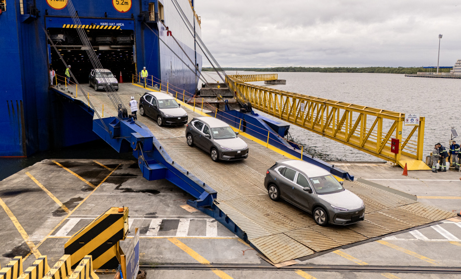 Porto de Paranaguá é o 1º a receber veículos elétricos fabricados por gigante chinesa que retoma vendas no Brasil