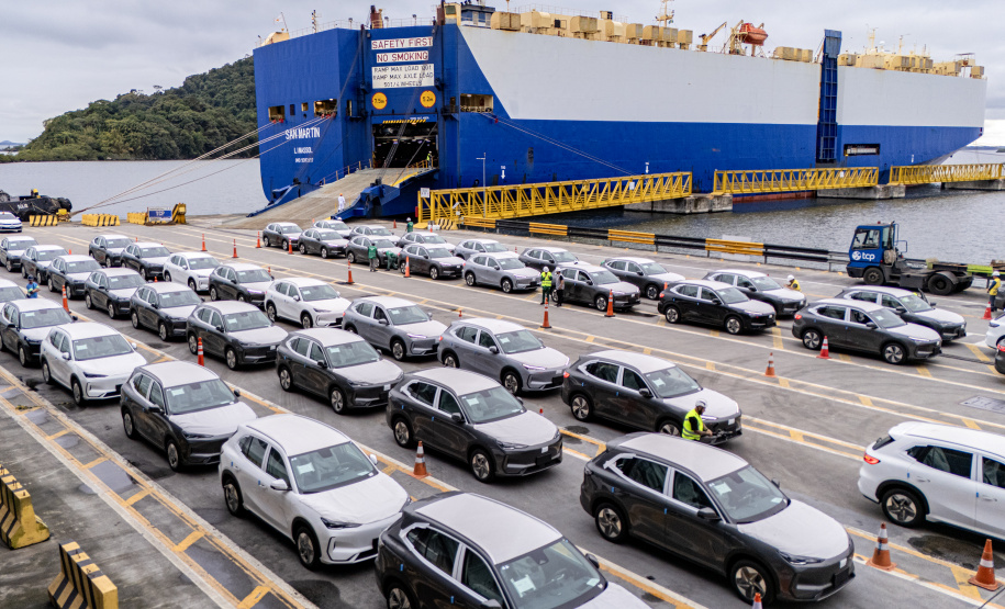 Porto de Paranaguá é o 1º a receber veículos elétricos fabricados por gigante chinesa que retoma vendas no Brasil
