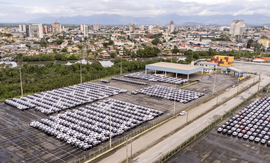 Porto de Paranaguá é o 1º a receber veículos elétricos fabricados por gigante chinesa que retoma vendas no Brasil