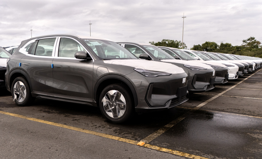 Porto de Paranaguá é o 1º a receber veículos elétricos fabricados por gigante chinesa que retoma vendas no Brasil