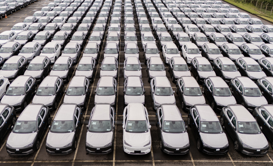 Porto de Paranaguá é o 1º a receber veículos elétricos fabricados por gigante chinesa que retoma vendas no Brasil