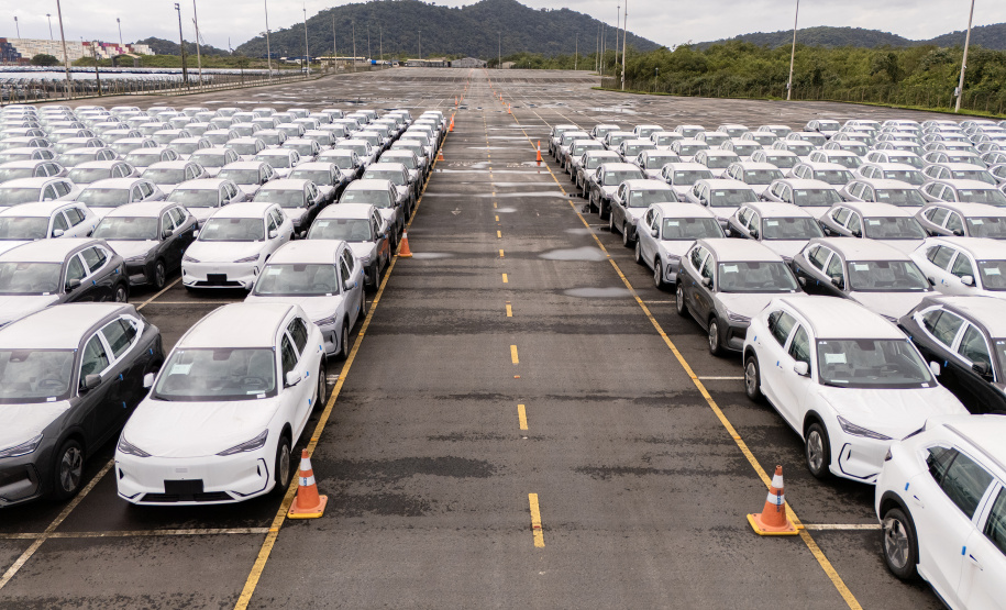 Porto de Paranaguá é o 1º a receber veículos elétricos fabricados por gigante chinesa que retoma vendas no Brasil