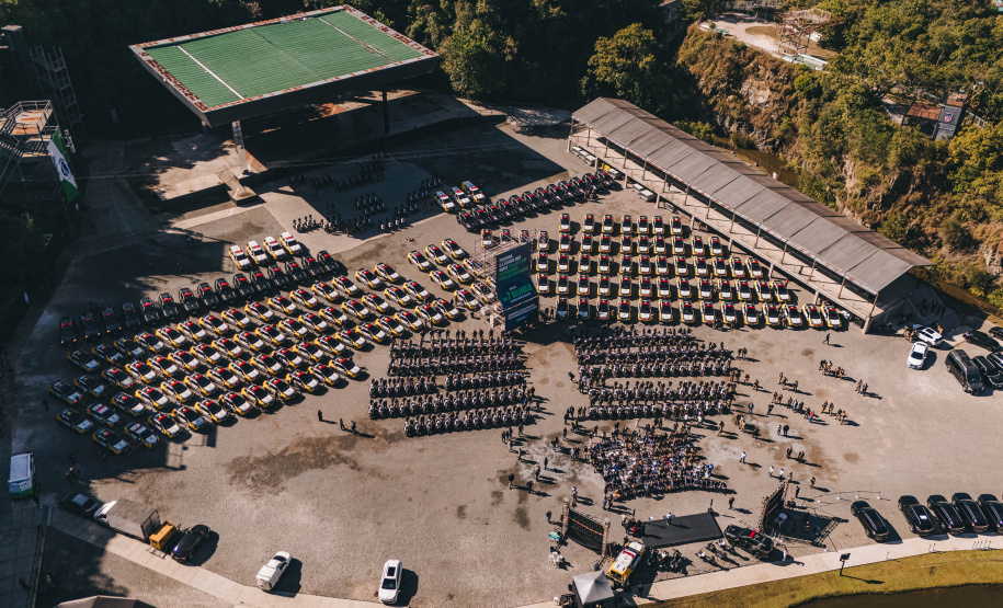 Investimento de R$ 63 milhões: Ratinho Junior entrega 431 motos e viaturas para a PMPR