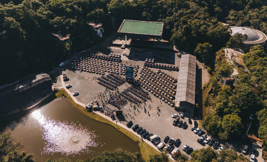 Investimento de R$ 63 milhões: Ratinho Junior entrega 431 motos e viaturas para a PMPR