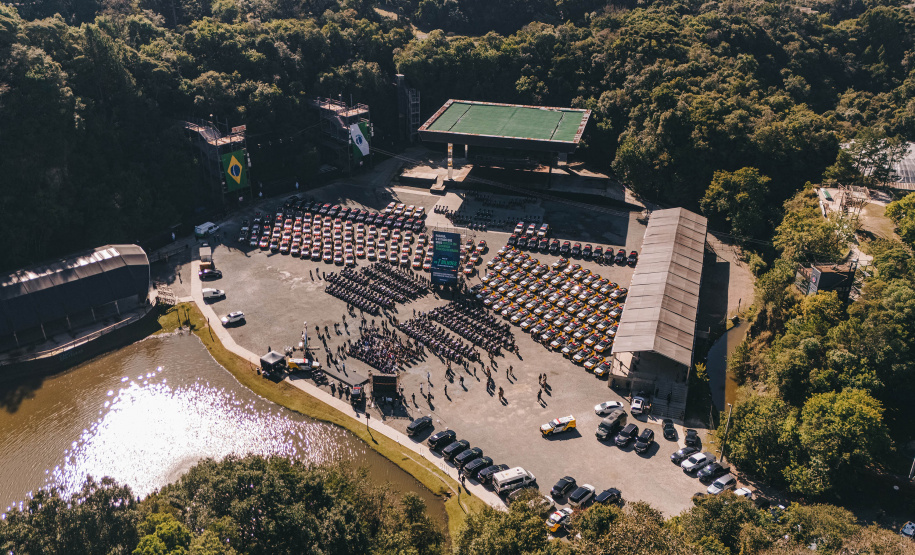 Investimento de R$ 63 milhões: Ratinho Junior entrega 431 motos e viaturas para a PMPR