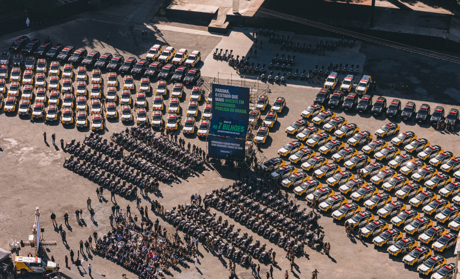 Investimento de R$ 63 milhões: Ratinho Junior entrega 431 motos e viaturas para a PMPR