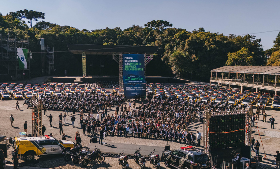 Investimento de R$ 63 milhões: Ratinho Junior entrega 431 motos e viaturas para a PMPR