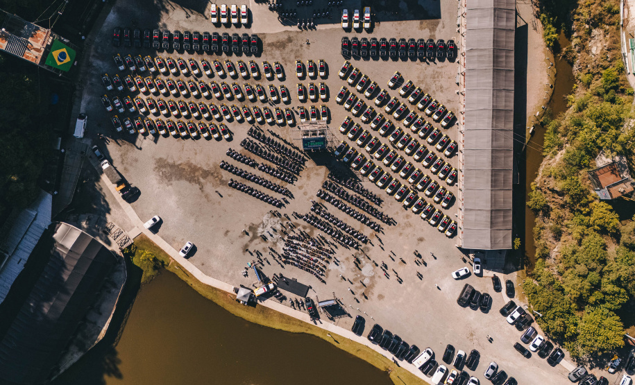 Investimento de R$ 63 milhões: Ratinho Junior entrega 431 motos e viaturas para a PMPR