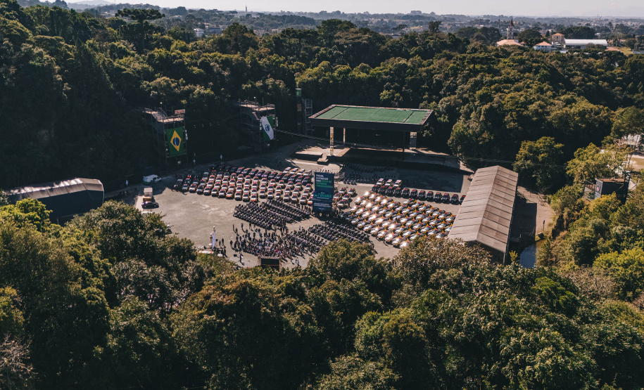 Investimento de R$ 63 milhões: Ratinho Junior entrega 431 motos e viaturas para a PMPR