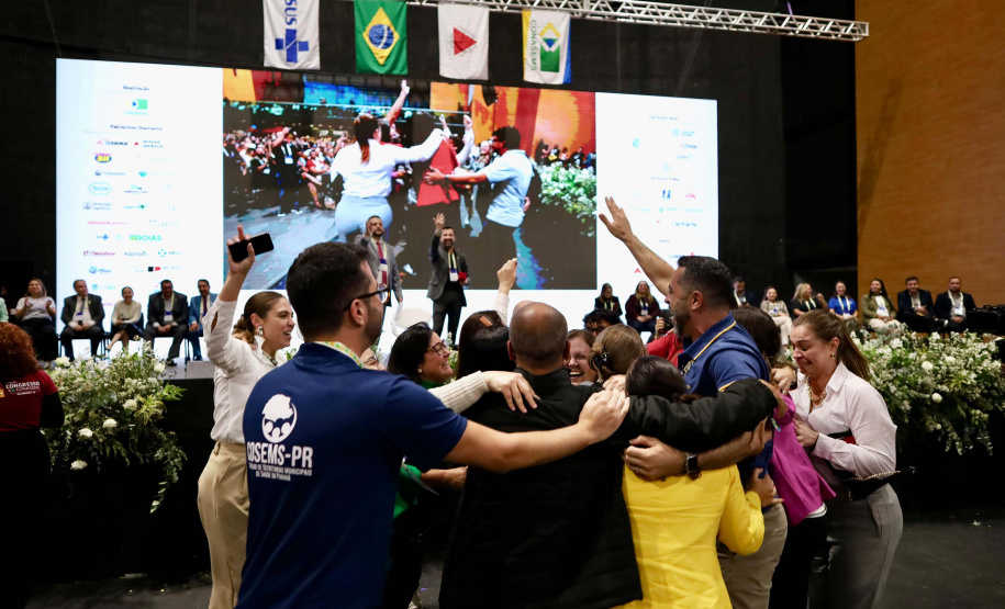 Saúde encerra participação em congresso nacional com premiação de municípios paranaenses