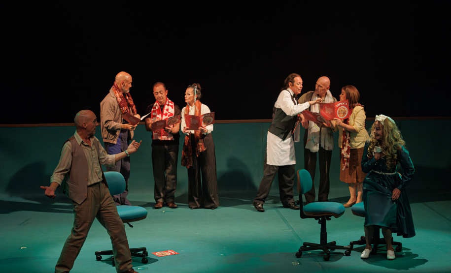 Estreia de “Gregor – uma odisseia patética” lota o Teatro José Maria Santos e emociona o público