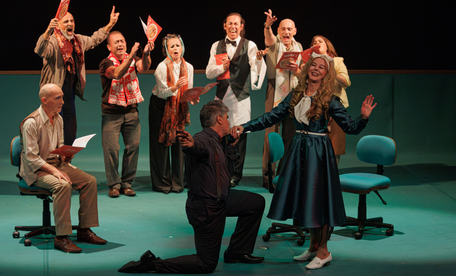 Estreia de “Gregor – uma odisseia patética” lota o Teatro José Maria Santos e emociona o público