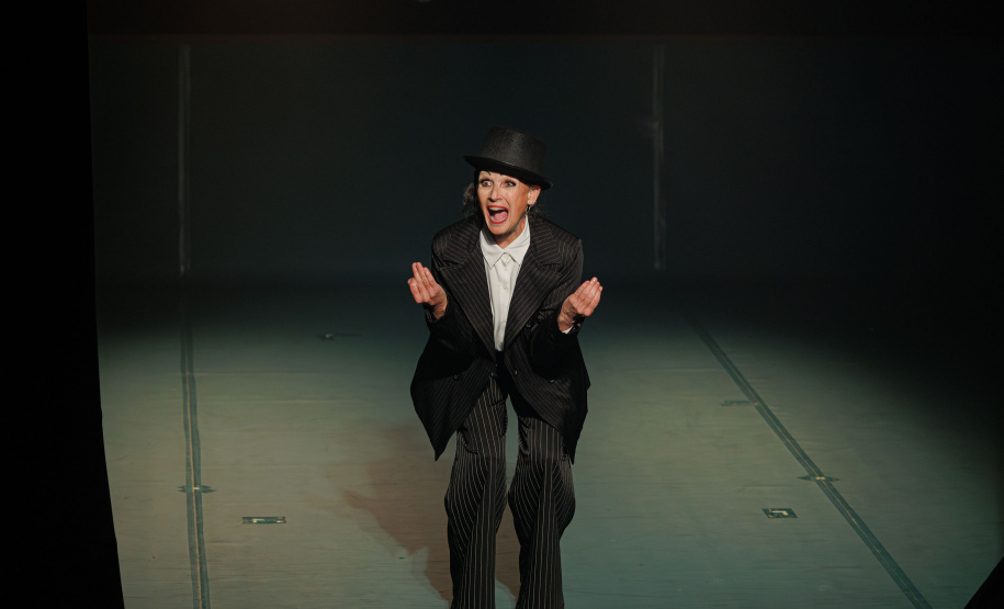 Estreia de “Gregor – uma odisseia patética” lota o Teatro José Maria Santos e emociona o público