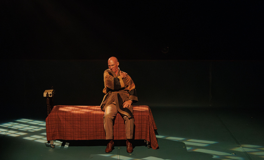 Estreia de “Gregor – uma odisseia patética” lota o Teatro José Maria Santos e emociona o público