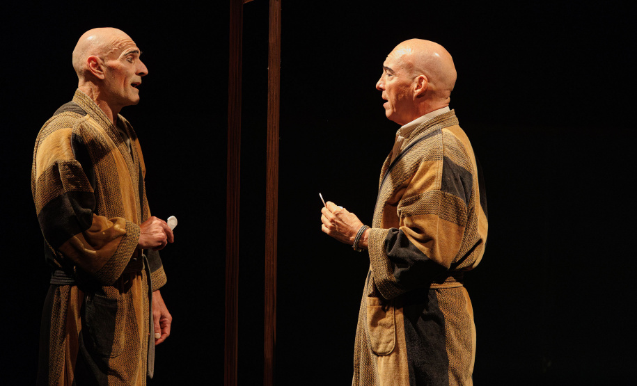 Estreia de “Gregor – uma odisseia patética” lota o Teatro José Maria Santos e emociona o público