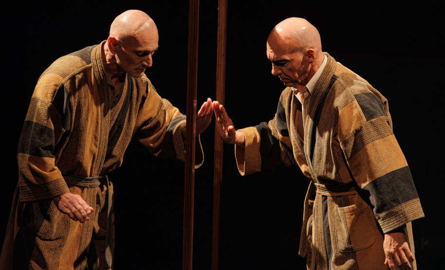 Estreia de “Gregor – uma odisseia patética” lota o Teatro José Maria Santos e emociona o público